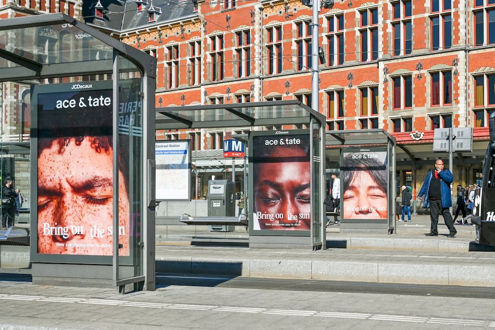 Táo bạo như billboard của Ace & Tate: Quảng cáo kính râm nhưng không sử dụng... hình ảnh đôi kính nào